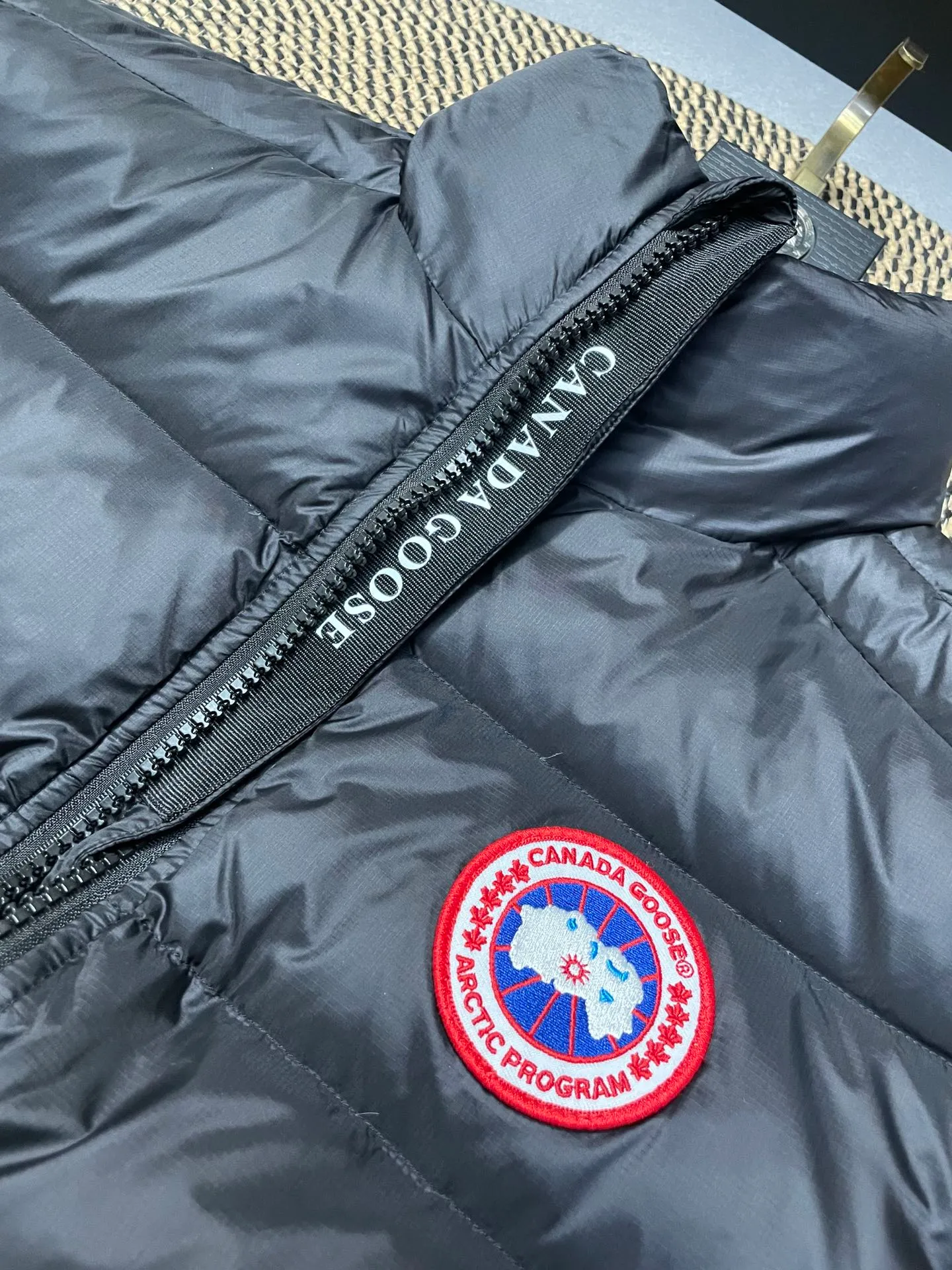 P560 Canadian brand CanadaGoose men's and women's CROFTON lightweight down vest 2229M DWR water-repellent treatment WindWall windproof fabric 700 fleece filling original mold opening details one to one production The upper body effect is stunning Exclusively available on the Xiaohongshu purchasing platform The highest version on the market Size: XS S M L XL XXL